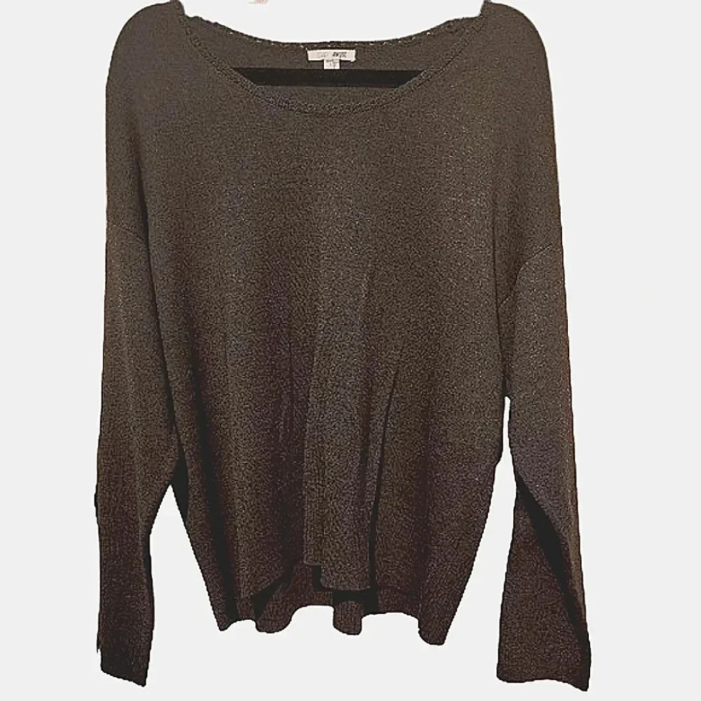 Amuse Society pristine gray sweater,buttons on sleeves Size Large NWT